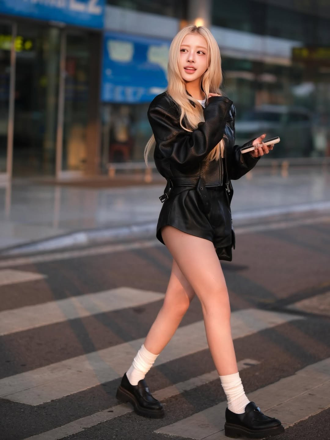 "Trạm tỷ" ban đầu là thuật ngữ chỉ những người thuộc cộng đồng fan chuyên chụp ảnh và theo sát các nghệ sĩ nổi tiếng (thường là Kpop/Cpop). Các trạm tỷ này nổi tiếng với khả năng bắt khoảnh khắc tự nhiên, canh chỉnh ánh sáng và góc chụp từ xa một cách cực kỳ chuyên nghiệp, tạo ra những bức ảnh chất lượng cao và có "hơi thở" của ảnh tạp chí. (Ảnh: IGNV)