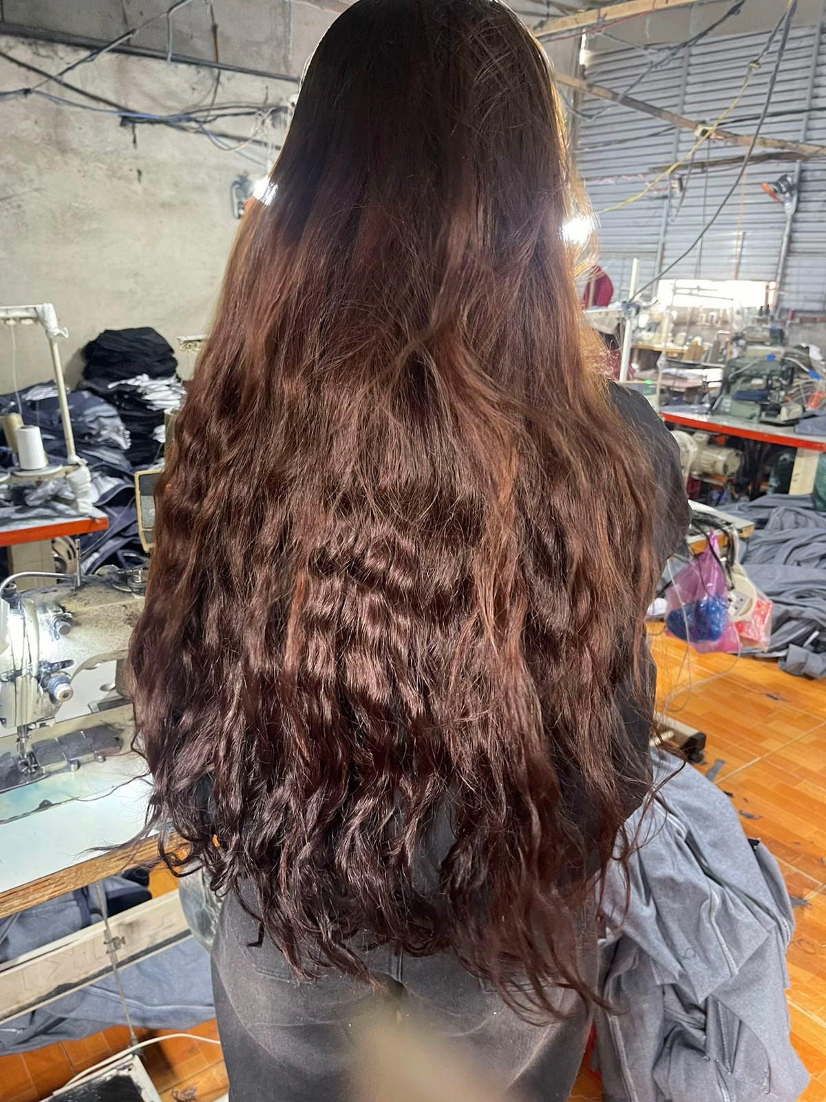 Chuyện làm đẹp cuối năm vốn là một cuộc "đặt cược" đầy rủi ro. Dù đã cẩn thận chọn mẫu, gửi gắm niềm tin vào thợ, nhưng không ít chị em vẫn phải nhận về những kết quả "dở khóc dở cười", biến hành trình tân trang nhan sắc thành một bài học khó quên.