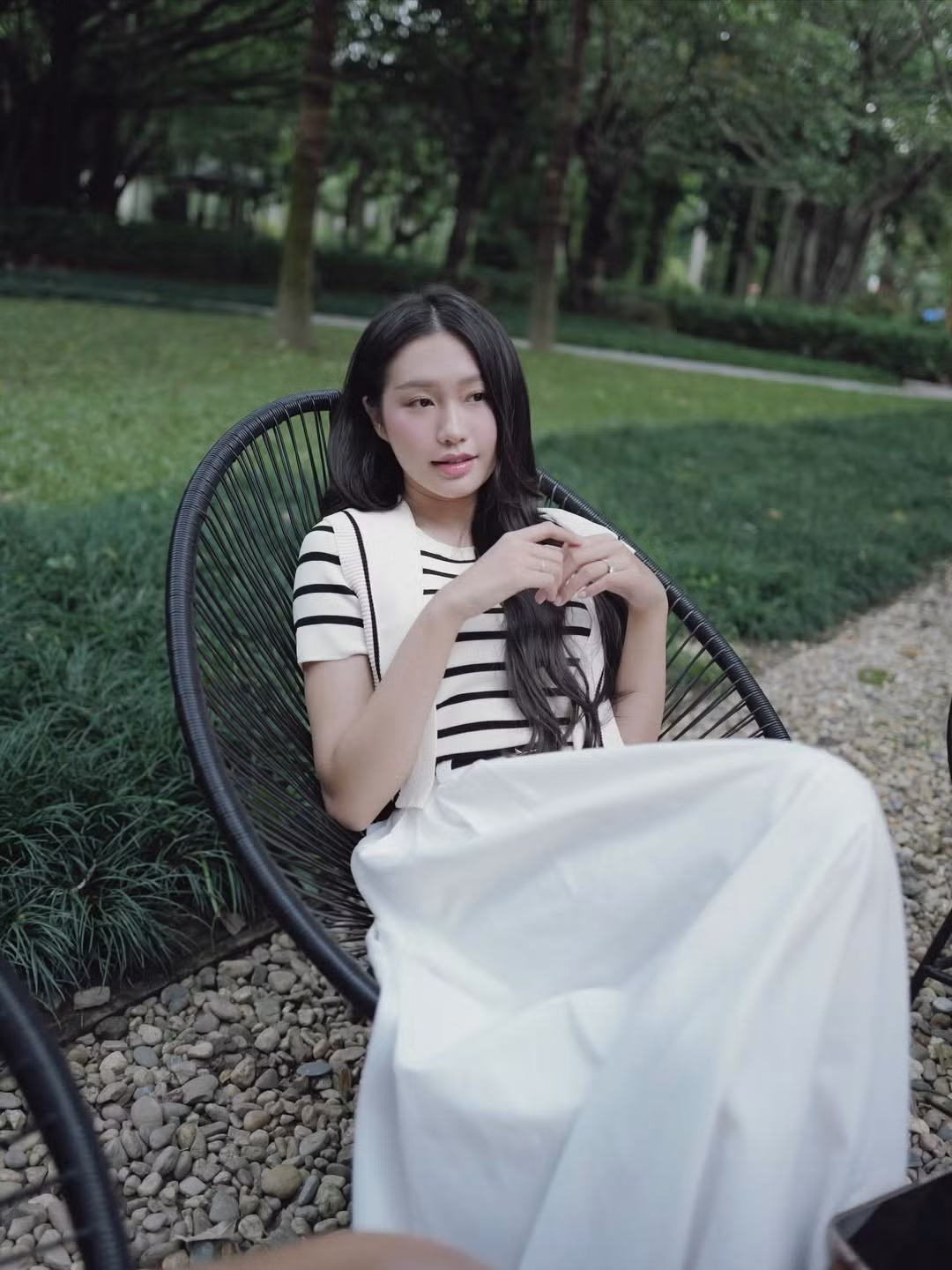 Những hành động như đưa tay che miệng cười duyên, hay chỉnh tóc nhẹ nhàng, đều tạo nên cảm giác gần gũi và cuốn hút. (Ảnh: IGNV)