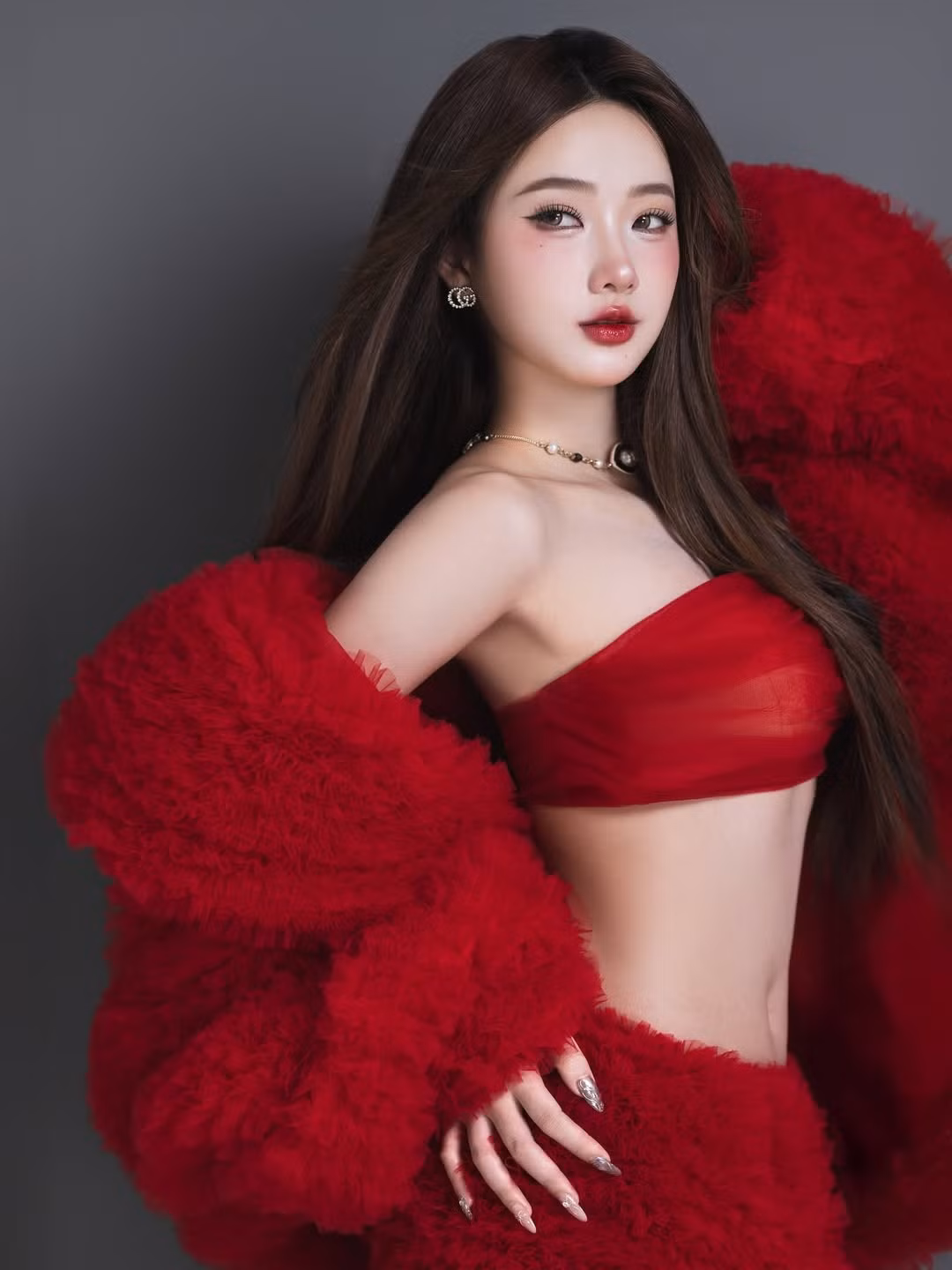 Không những thế, vòng eo con kiến, body nuột nà của Diệu Linh cũng là điểm cộng khi cô nàng xuất hiện trước đám đông.