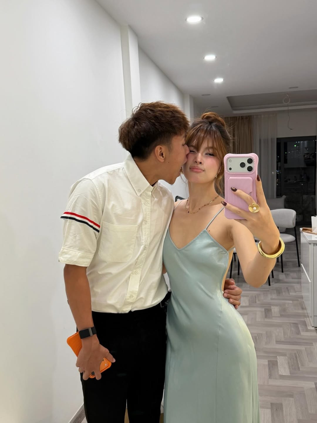 Cặp đôi tạo dáng ngọt ngào bên cạnh nhau, Minh Bình ôm eo bạn gái, lúc thì thơm má tình tứ, lúc lại tạo dáng đầy tinh nghịch. (Ảnh: IG @hiann_)