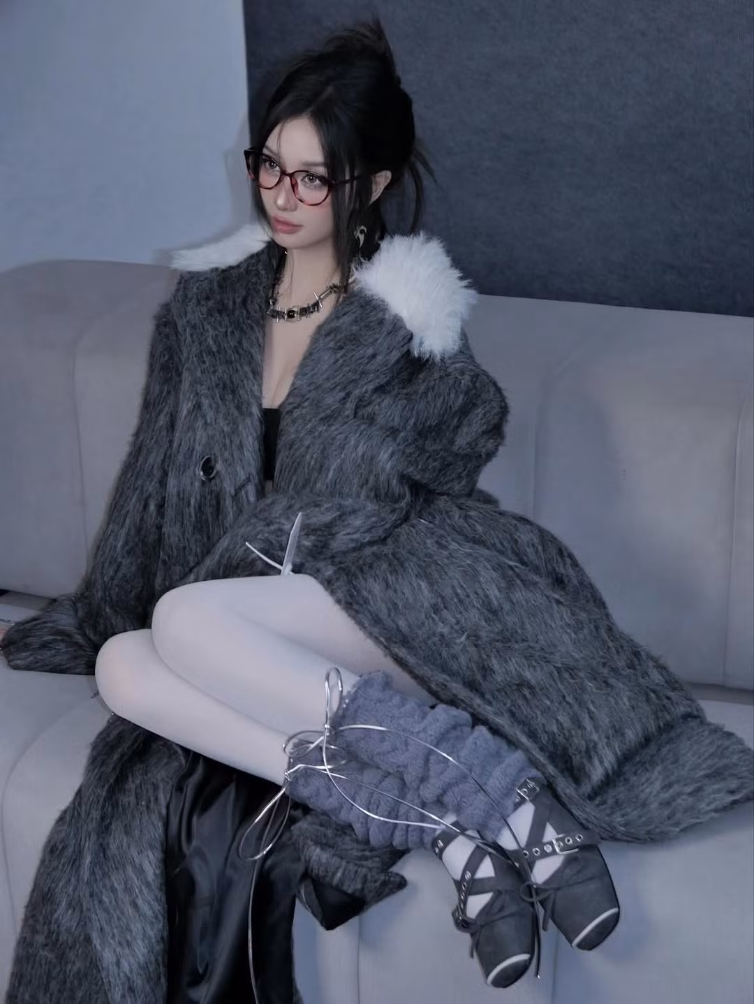 Bên trong là áo bra gợi cảm, kết hợp cùng quần tất trắng, tạo nên sự đối lập màu sắc vô cùng bắt mắt. (Ảnh: IGNV)