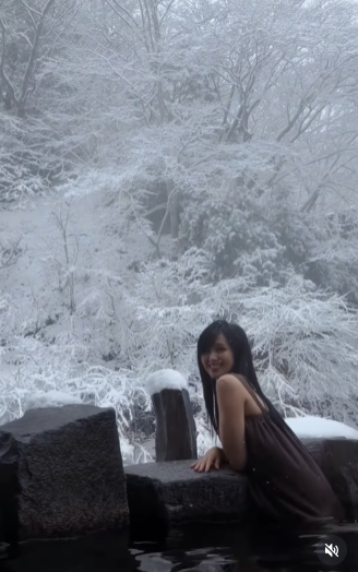 Khoảnh khắc người đẹp thả mình trong làn nước nóng, xung quanh là băng tuyết lạnh giá tạo nên một sự tương phản đầy tính nghệ thuật và sang chảnh. (Ảnh: IGNV)