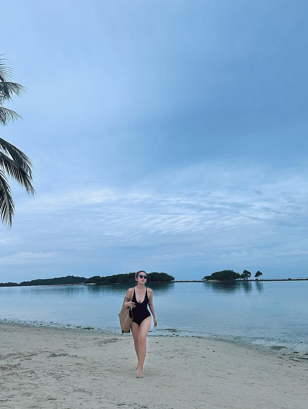 Những bức ảnh chụp từ phía sau càng làm nổi bật vẻ đẹp khỏe khoắn, tràn đầy sức sống của cô giữa khung cảnh biển xanh, cát trắng. (Ảnh: IGNV)