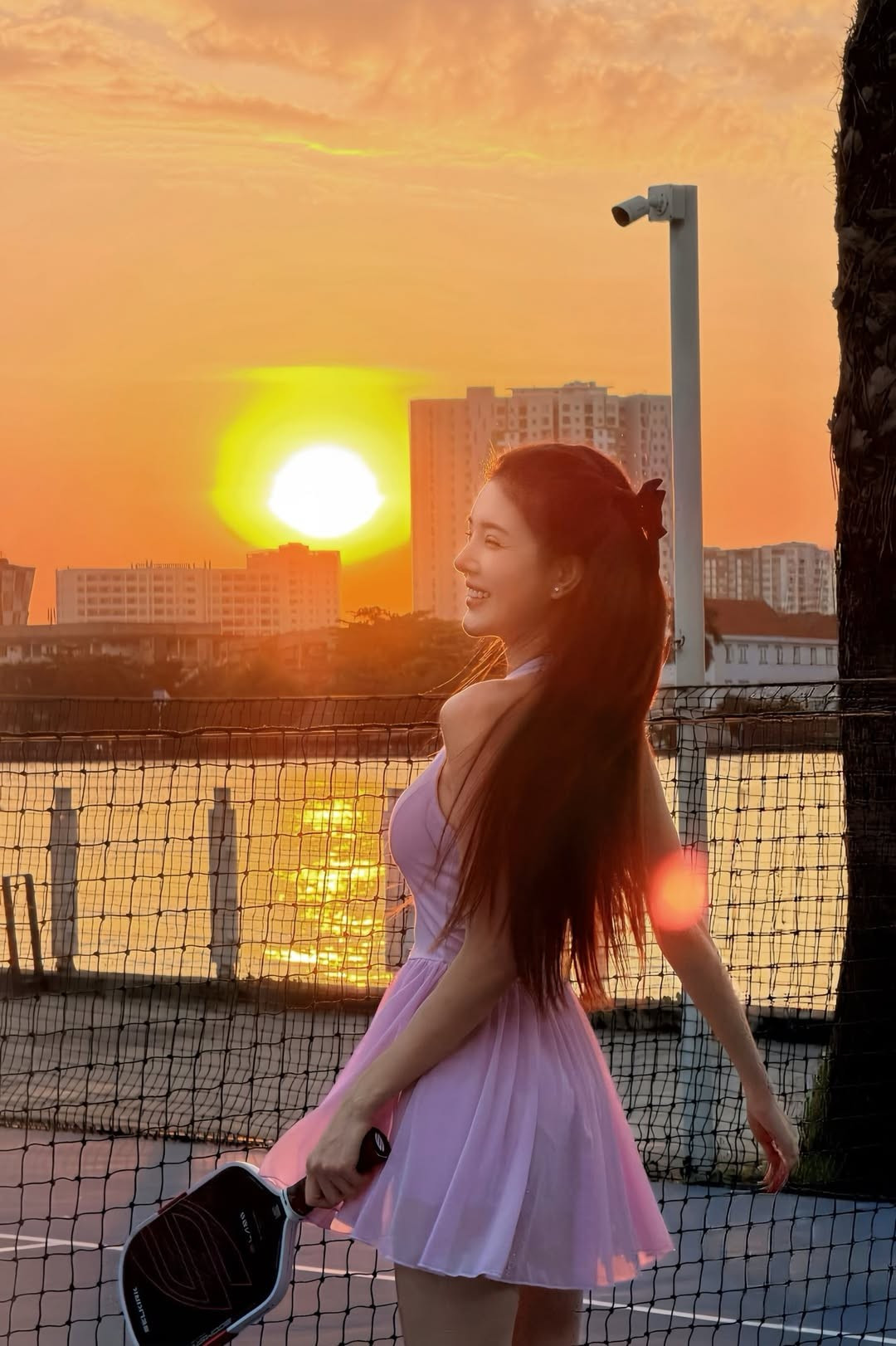 Lilly Luta ưu tiên sự thoải mái nhưng vẫn cực kỳ thời thượng với thiết kế váy liền chất liệu thun co giãn thoải mái, giúp cô vừa trẻ trung vừa dễ dàng di chuyển trong lúc đánh bóng.(Ảnh: IGNV)