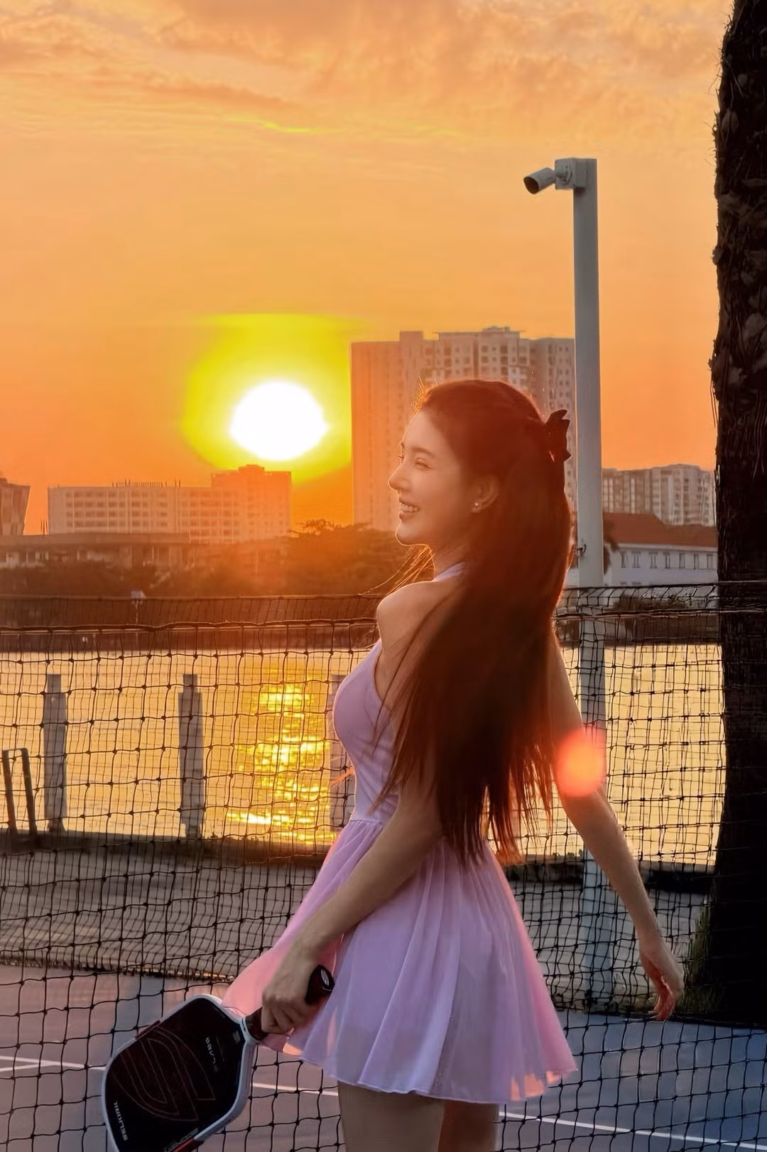 Lilly Luta ưu tiên sự thoải mái nhưng vẫn cực kỳ thời thượng với thiết kế váy liền chất liệu thun co giãn thoải mái, giúp cô vừa trẻ trung vừa dễ dàng di chuyển trong lúc đánh bóng.(Ảnh: IGNV)