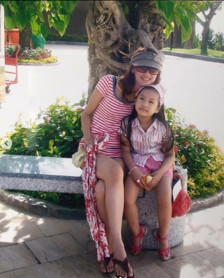 Trong những bức hình này, bà Mai Đoàn đã sở hữu một chiều cao ấn tượng cùng thân hình thanh mảnh, đặc biệt là đôi chân dài miên man đầy ấn tượng.