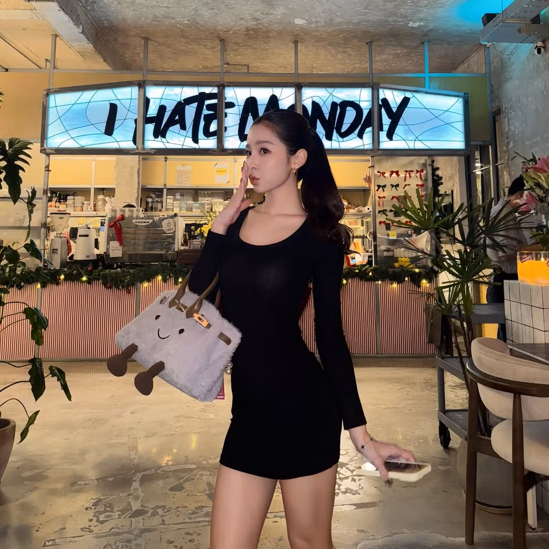 Không cần cầu kỳ, Tammy Phạm chọn cho mình một chiếc váy bodycon màu đen dài tay với thiết kế ôm sát cơ thể. Bộ trang phục tuy đơn giản nhưng lại là "vũ khí" lợi hại giúp cô nàng khoe trọn đường cong chữ S hoàn hảo và đôi chân thon dài. (Ảnh: IGNV)