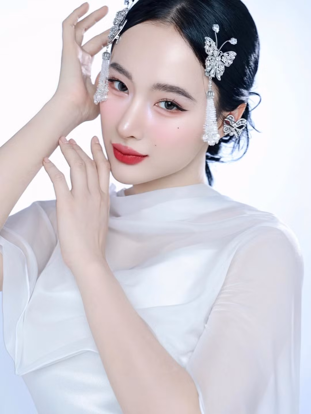 Nhưng khi công chúng đã bắt đầu quen với hình ảnh một "mỹ nam cơ bắp" thì mới đây, Angela Phương Trinh lại bất ngờ "quay xe" khi tung ra bộ ảnh mới đầy nữ tính, ngọt ngào.