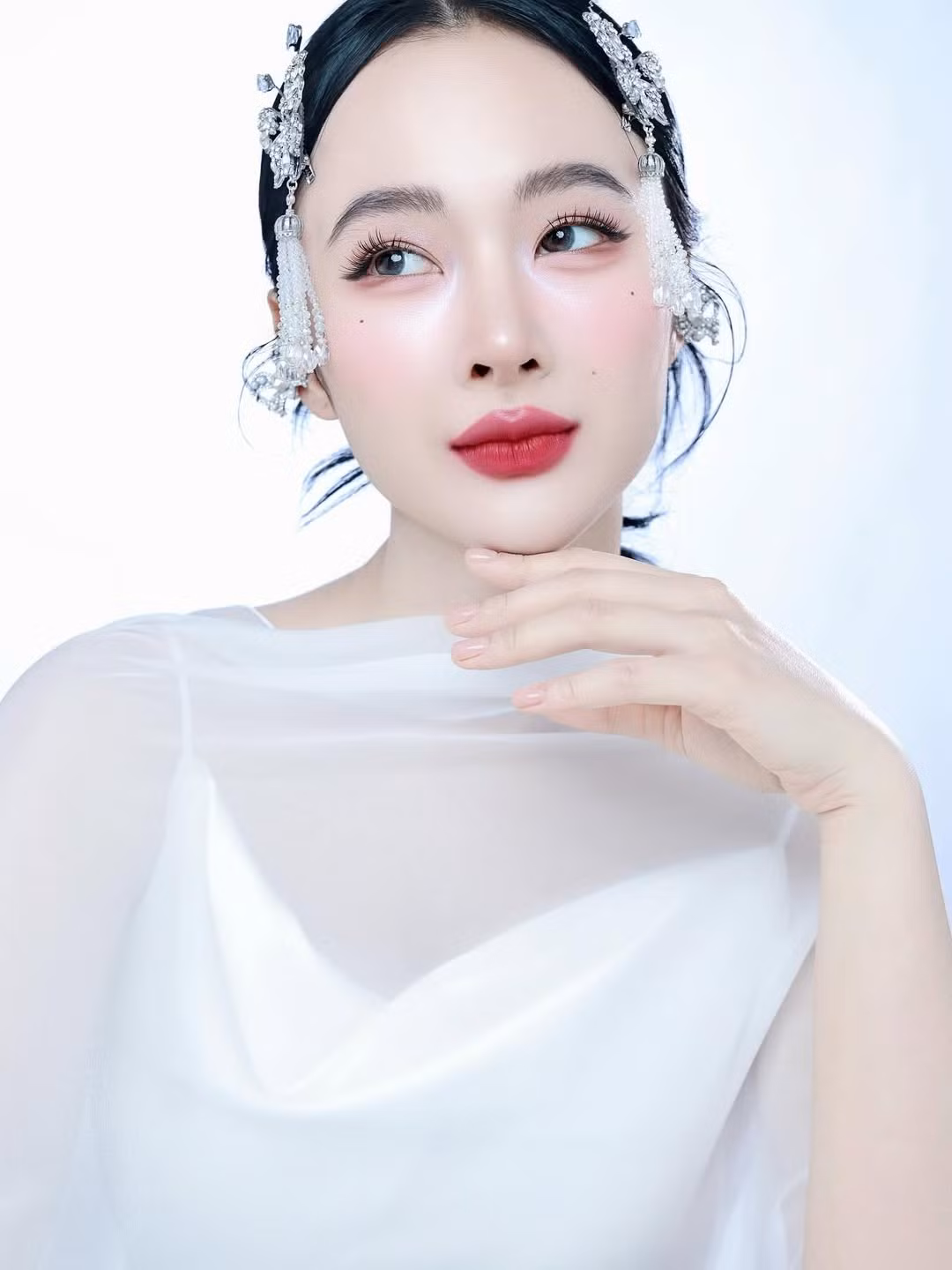 Thời gian gần đây, cô nàng quay trở lại cập nhật hình ảnh trên mạng xã hội với diện mạo khác lạ. Từ một cô nàng nữ tính, quyến rũ, cô chuyển dần sang phong cách "mỹ nam", cơ bắp cuồn cuộn và đầy mạnh mẽ.