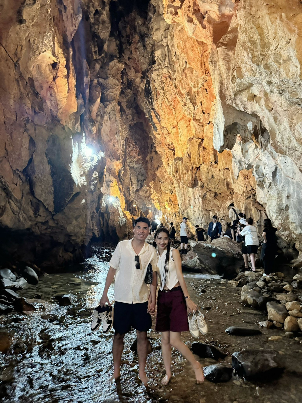 Sự đồng điệu trong cách ăn mặc, thần thái và những cử chỉ tình cảm một cách tự nhiên khiến netizen không khỏi xuýt xoa. (Ảnh: FB Nguyễn Huyền Trang)