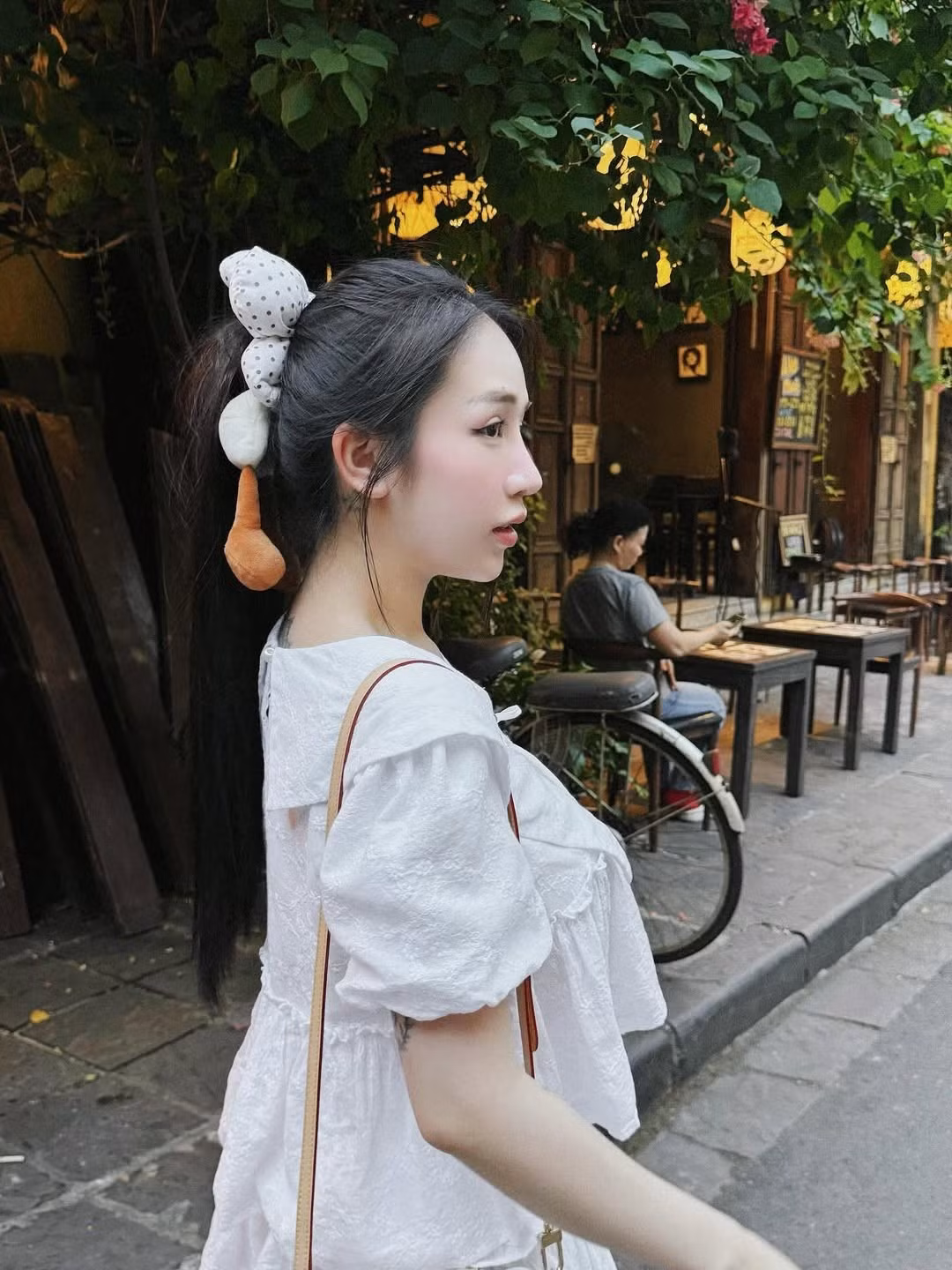 Trong trang phục ton-sur-ton trắng tinh khôi với áo croptop bèo nhún và chân váy ngắn xòe, Joyce Phạm khoe khéo đôi chân thon gọn cùng vòng eo phẳng lì, chứng minh tốc độ lấy lại vóc dáng đáng kinh ngạc. (Ảnh: IGNV)