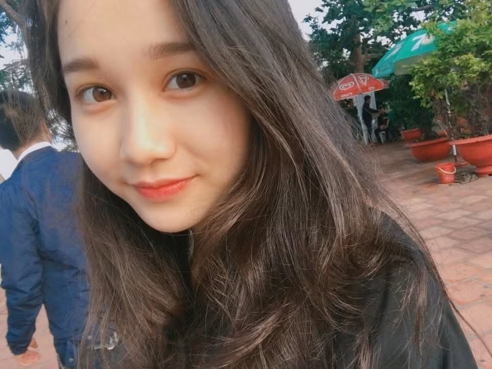 Ít ai biết rằng, trước khi trở thành "nàng thơ" của đạo diễn Victor Vũ, Trúc Anh từng có khoảng thời gian làm nhân viên bán thời gian tại cửa hàng mỹ phẩm để trang trải cuộc sống và theo đuổi đam mê. (Ảnh: @trucanhhh_)