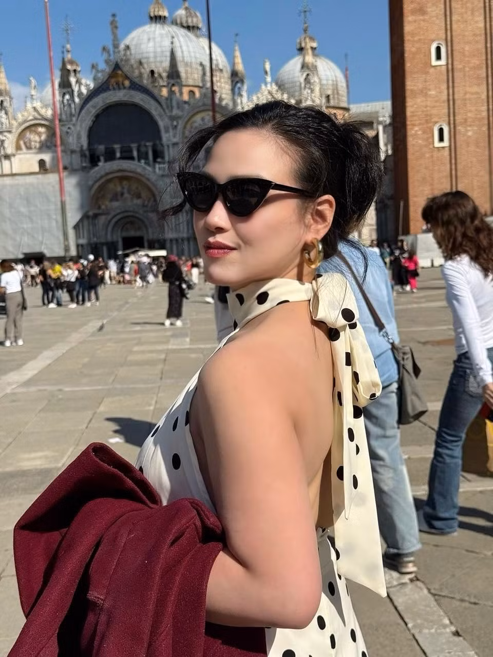 Nhiều hành khách đã xin chụp ảnh selfie cùng Joyce và chia sẻ lên mạng xã hội. Những bức ảnh này nhanh chóng lan truyền, biến cô thành hiện tượng. (Ảnh: FBNV)