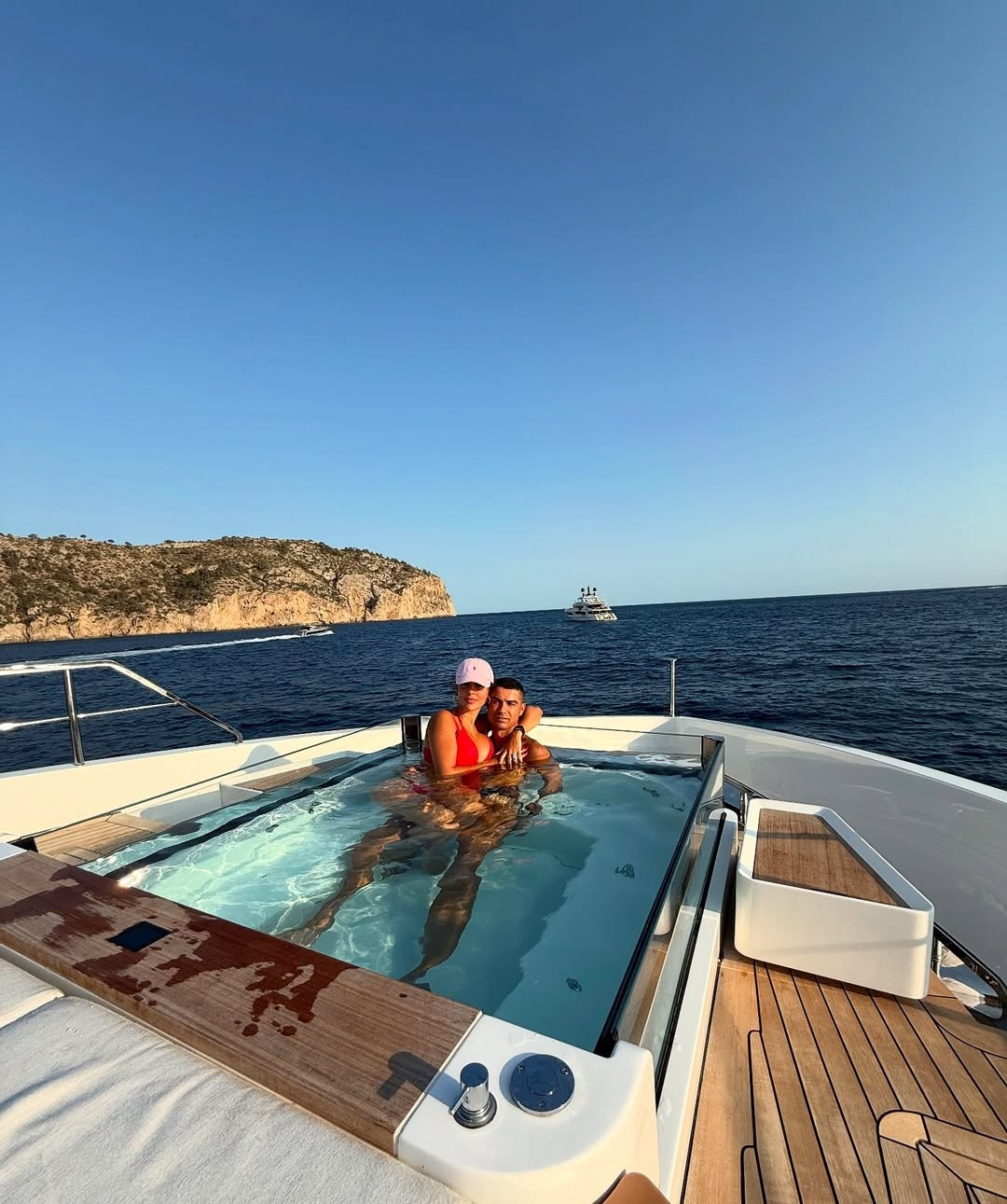 Thông tin này đã nhận được sự chúc phúc của hàng triệu người hâm mộ trên toàn thế giới. Bên cạnh tin vui, sắc vóc nóng bỏng của "vợ sắp cưới" Ronaldo cũng là chủ đề được quan tâm đặc biệt. (Ảnh: Instagram @georginagio)