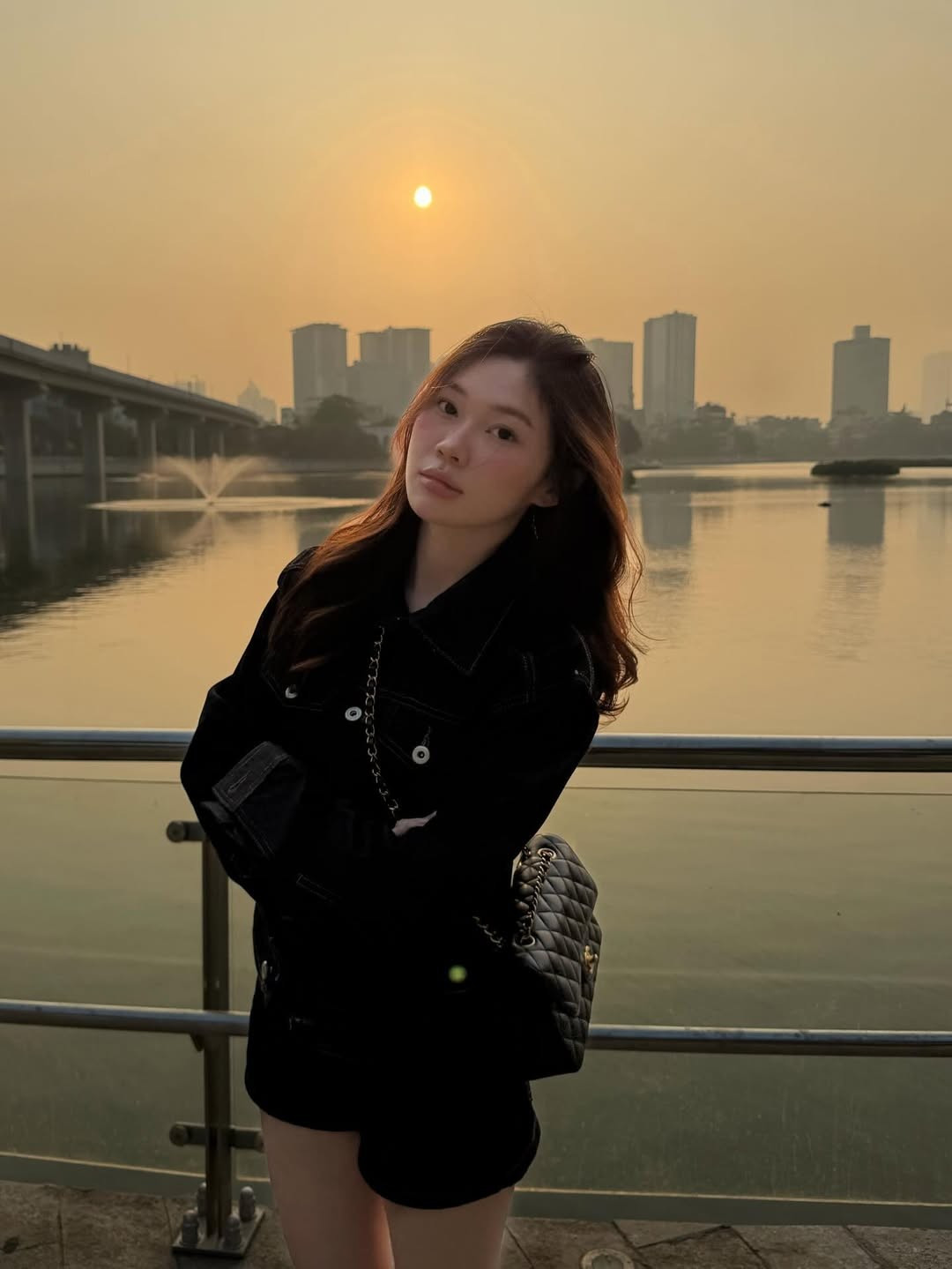 Không chỉ dừng lại ở trang phục, Ly Phạm còn chứng minh khả năng mix &amp; match tài tình qua việc lựa chọn phụ kiện. Chiếc túi xách Chanel màu đen kinh điển với quai xích vàng sang trọng là điểm nhấn "đắt giá", nâng tầm cả set đồ denim vốn đã năng động lên một đẳng cấp mới. (Ảnh: IGNV)