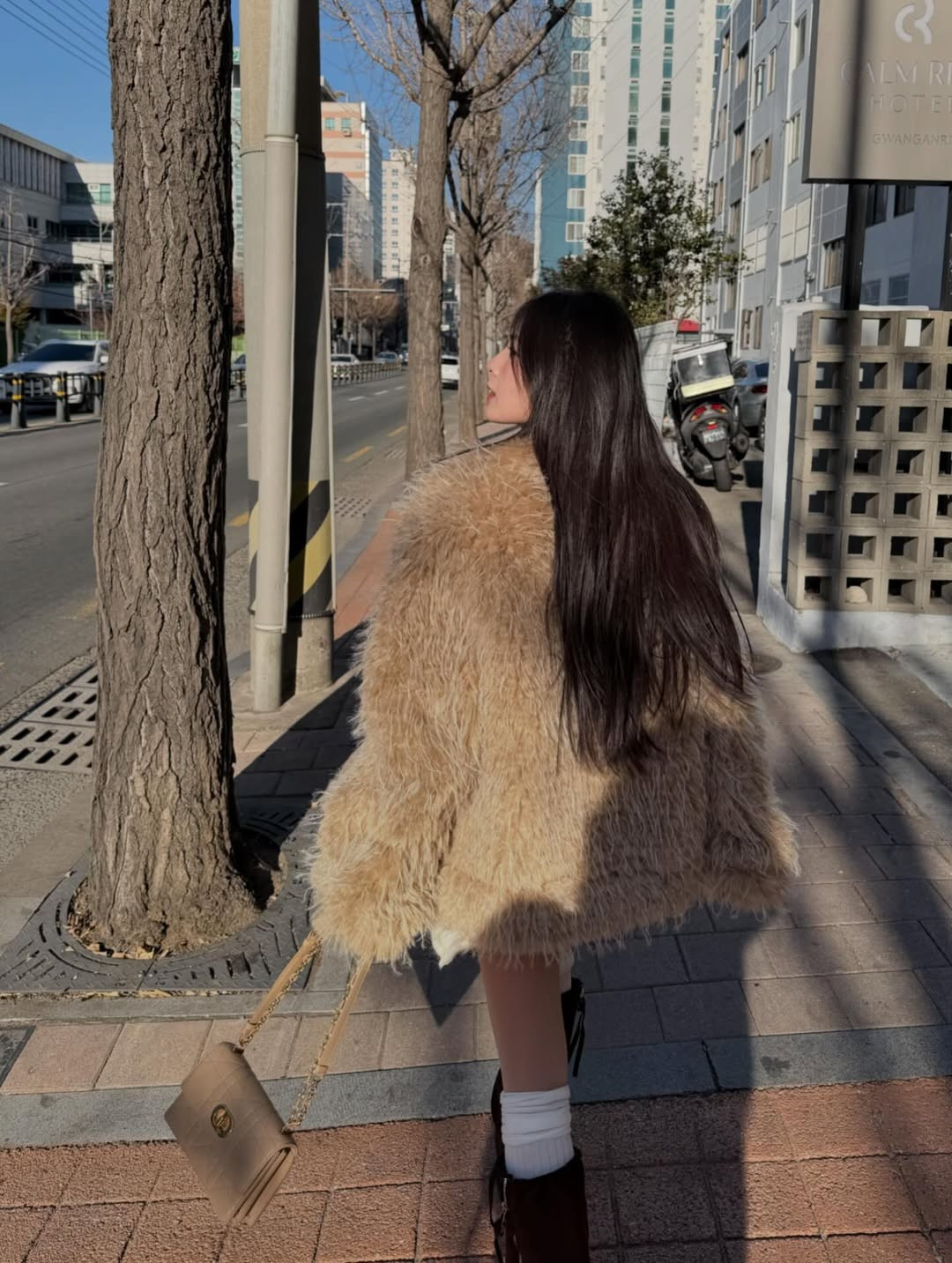 Set đồ không chỉ giúp cô nàng giữ ấm mà còn tôn lên làn da trắng sứ và gương mặt thanh tú. (Ảnh: IGNV)