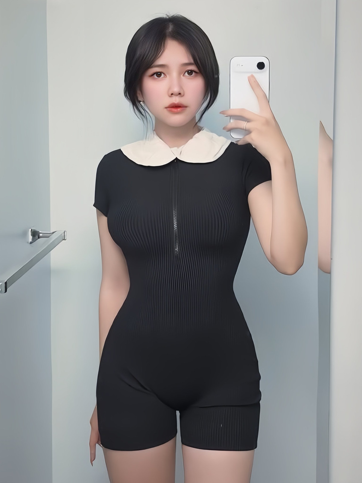 Mới đây, cộng đồng mạng tìm ra ngoài đời có một cô gái giống hệt nhân vật nói trên ở trong game, đó chính là nàng coser Arisa Nguyễn. Cô nàng cũng đăng tải hình ảnh mặc bộ đồ tương tự "phú bà" cùng dòng trạng thái: “Chào bé cưng của chị”.