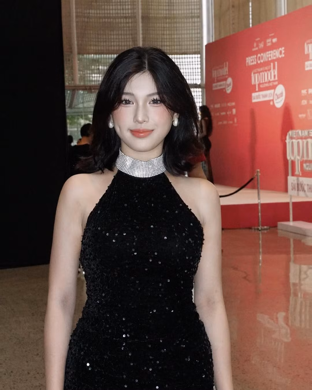 Tuy nhiên, dù phong cách có thay đổi, những nét đẹp tự nhiên vốn có của cô vẫn được giữ gìn. Điều này giúp Khánh Chi duy trì được sức hút với người hâm mộ và tiếp tục được yêu mến. (Ảnh: FBNV)