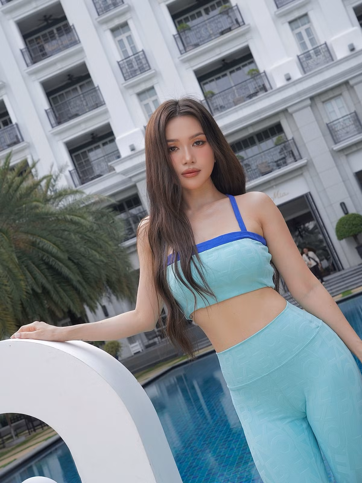 Chiếc quần legging ôm sát không chỉ tôn lên đôi chân dài miên man mà còn cho thấy sự dẻo dai, linh hoạt của một người thường xuyên luyện tập.