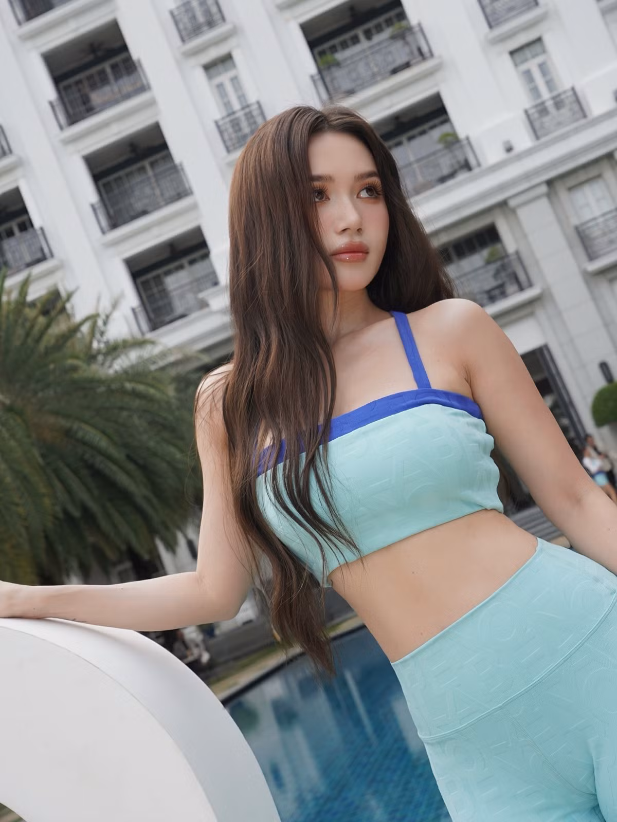 Thiết kế áo crop-top táo bạo giúp cô nàng khoe khéo vòng eo thon gọn, săn chắc và bờ vai gợi cảm.