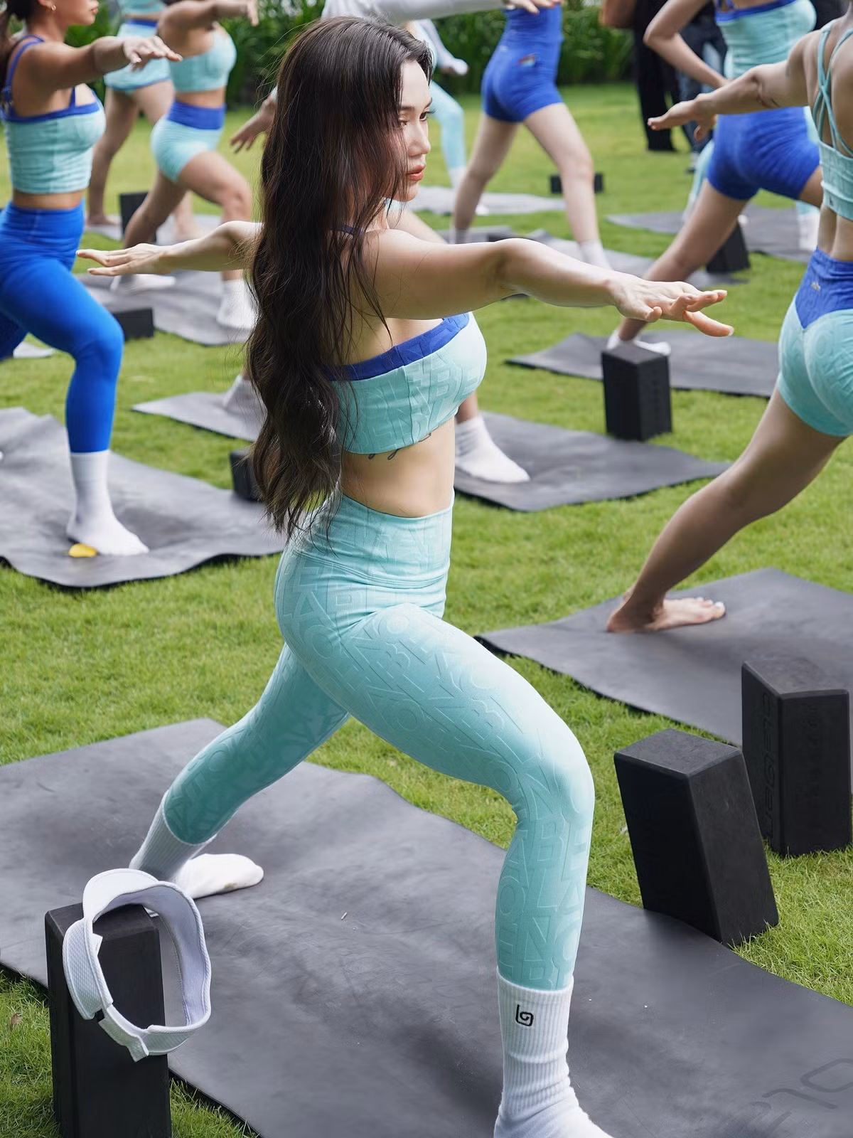 Mái tóc dài bồng bềnh và lớp trang điểm nhẹ nhàng càng làm tôn thêm nét trẻ trung, tươi tắn cho diện mạo của cô.