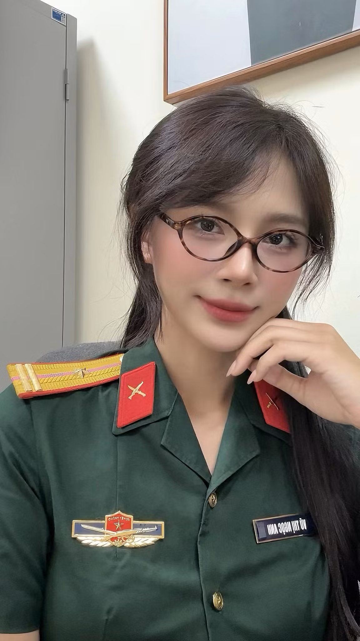 Vũ Ngọc Anh hiện đang công tác tại Nhà hát Kịch Quân đội với quân hàm Đại úy quân nhân chuyên nghiệp. Cô được mệnh danh là "hot mom quân nhân" khi có hơn 10 năm gắn bó với nghề diễn viên kịch, giành được nhiều thành tích ấn tượng như Huy chương Bạc, Huy chương Vàng tại các liên hoan sân khấu chuyên nghiệp. (Ảnh: IGNV)