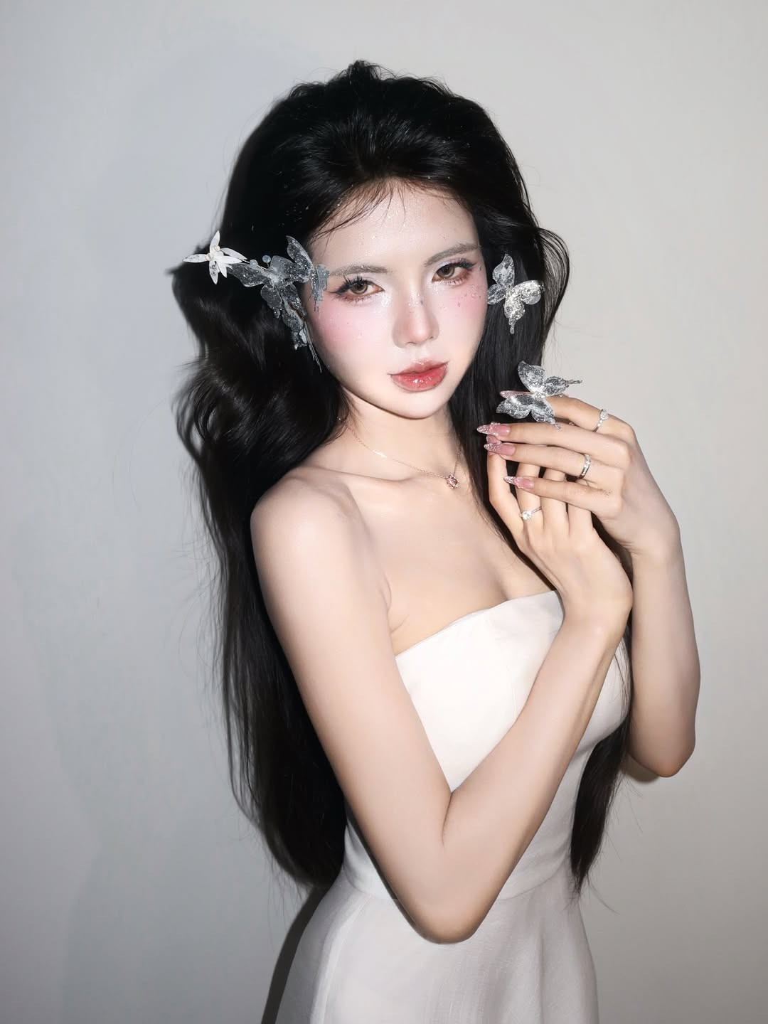 Hàng loạt bình luận được người hâm mộ để lại dưới bài đăng. Đa số đều bày tỏ sự bất ngờ và ngưỡng mộ trước vẻ đẹp "cực phẩm" của Mai Dora. (Ảnh: IGNV)