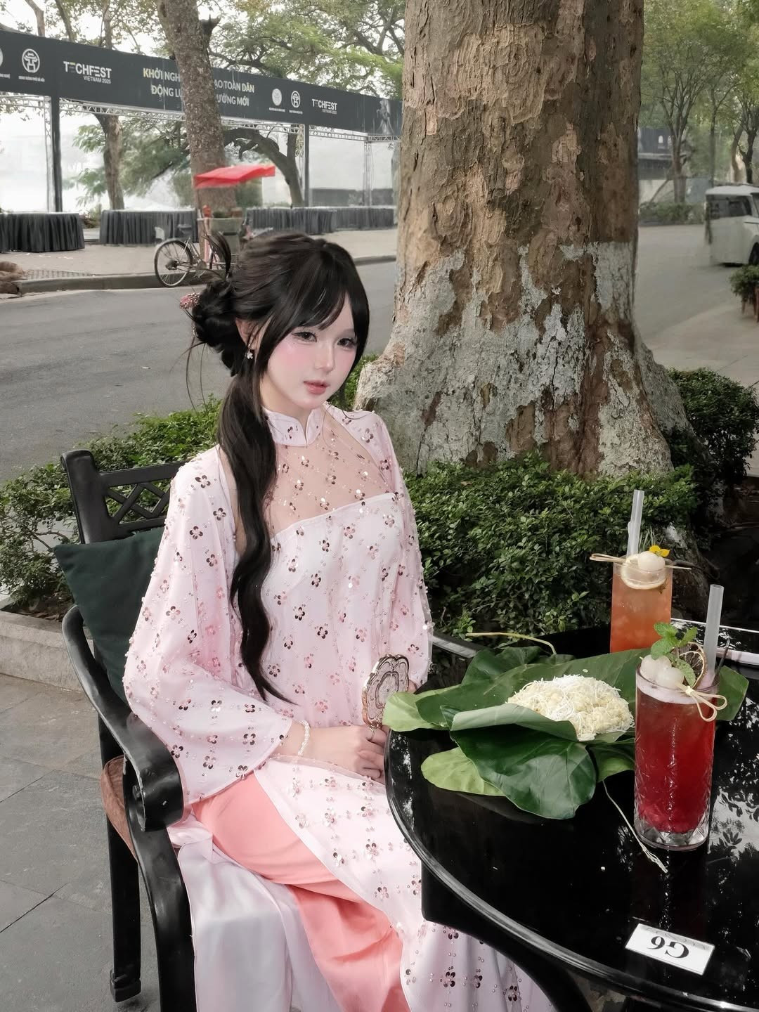 Không chỉ người hâm mộ mà cả những người qua đường cũng không thể rời mắt khỏi vẻ ngoài nổi bật của cô nàng. Hàng loạt bình luận trên Instagram và Facebook đều dành những lời khen "có cánh" cho Hạnh Nguyễn. (Ảnh: IGNV)