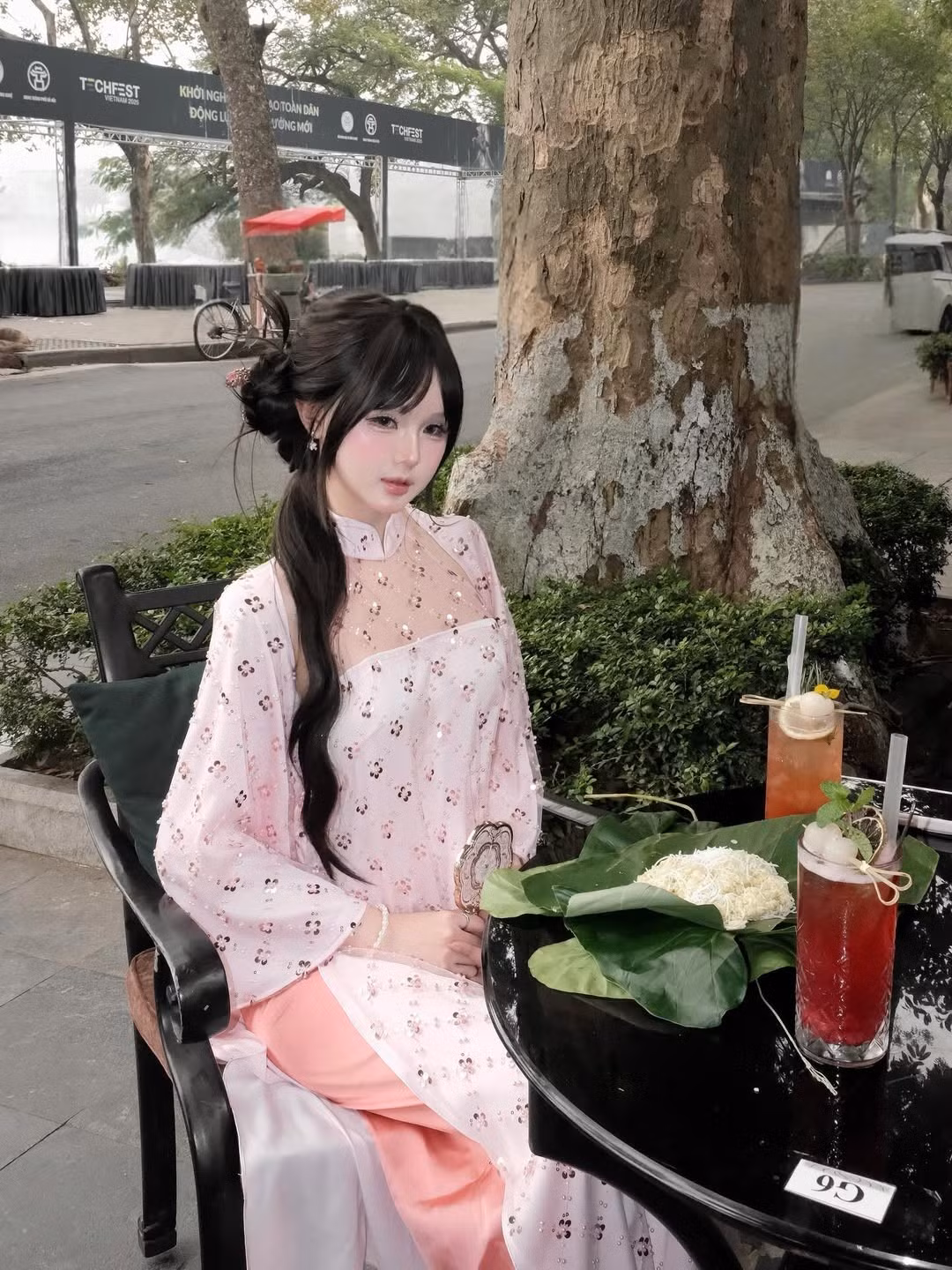 Không chỉ người hâm mộ mà cả những người qua đường cũng không thể rời mắt khỏi vẻ ngoài nổi bật của cô nàng. Hàng loạt bình luận trên Instagram và Facebook đều dành những lời khen "có cánh" cho Hạnh Nguyễn. (Ảnh: IGNV)