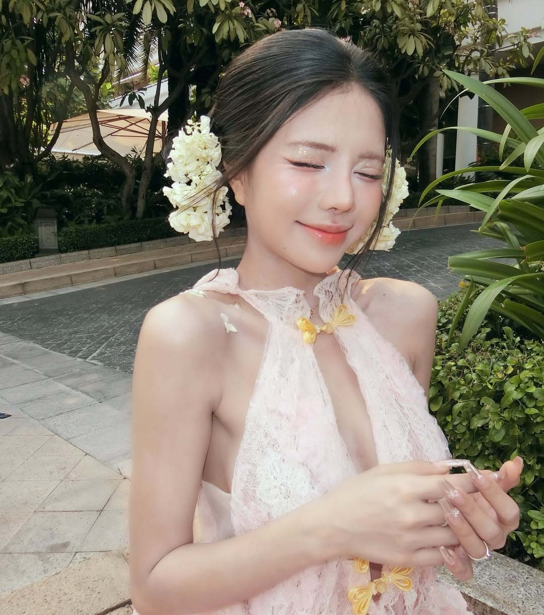 Trong bộ ảnh mới, Mai Dora xuất hiện với một diện mạo đầy mới mẻ. Khác với phong cách cá tính, táo bạo thường thấy khi đứng trên sân khấu VCS, lần này cô nàng lựa chọn tông màu hồng pastel chủ đạo. (Ảnh: IGNV)