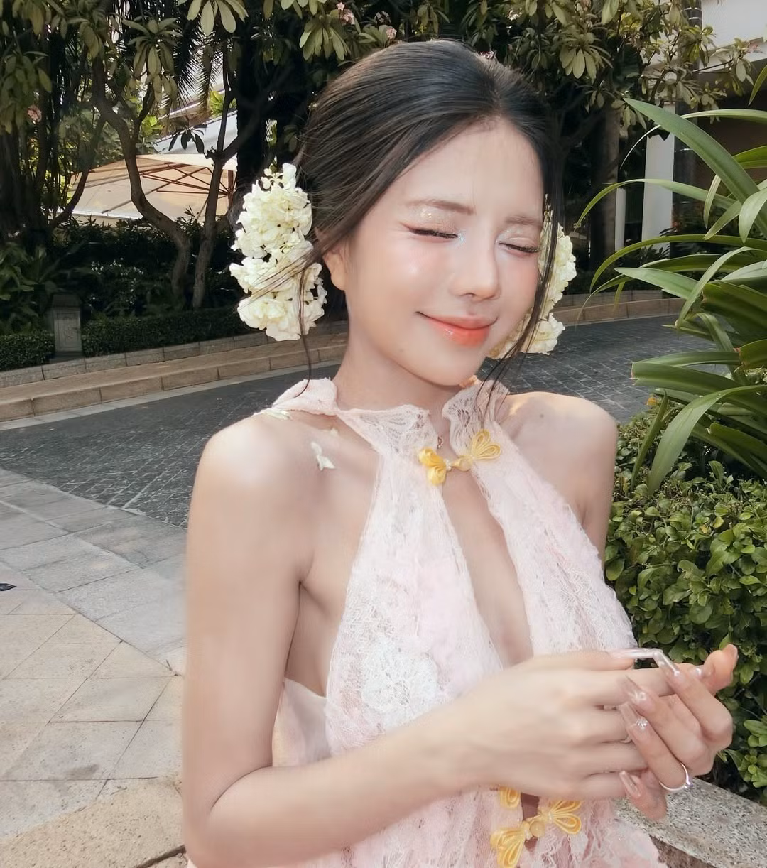 Trong bộ ảnh mới, Mai Dora xuất hiện với một diện mạo đầy mới mẻ. Khác với phong cách cá tính, táo bạo thường thấy khi đứng trên sân khấu VCS, lần này cô nàng lựa chọn tông màu hồng pastel chủ đạo. (Ảnh: IGNV)