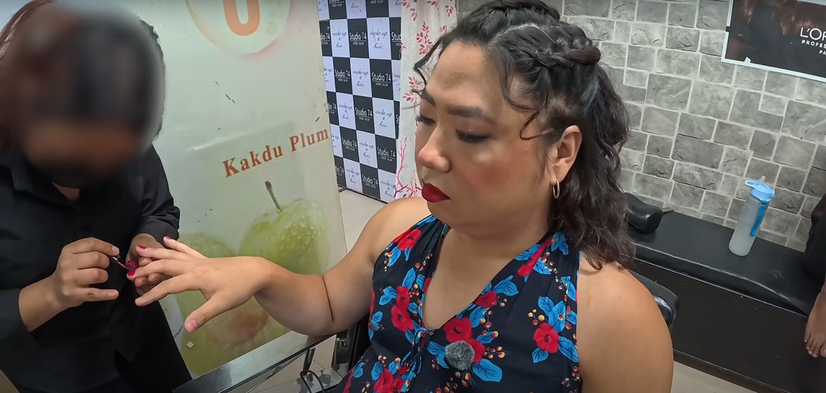 Ban đầu, nam vlogger chọn một chiếc váy, buộc tóc 2 bên và không trang điểm gì để đi ra chợ. Rất nhanh chóng, ngoại hình của anh gây chú ý, nổi bật giữa đám đông khiến không ít người đi theo và nhìn chằm chằm không rời mắt.