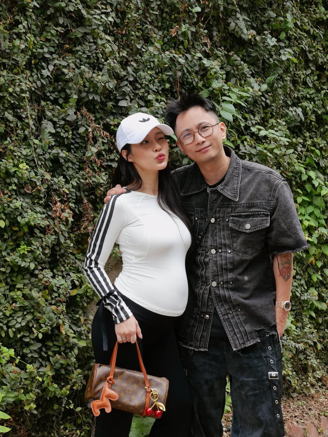 Sau kỳ nghỉ Tết Nguyên đán, trong khi netizen còn đang mải mê "than thở" chuyện tăng cân hay uể oải đi làm lại, thì Thanh Huyền (Mít) - bà xã của nam rapper Rhymastic - đã khiến người theo dõi chú ý khi tung bộ ảnh cực rạng rỡ. Trên cả Instagram và Facebook cá nhân, cô nàng vừa có màn "xả kho" loạt khoảnh khắc đầy hạnh phúc trong những ngày đầu xuân. (Ảnh: IGNV)