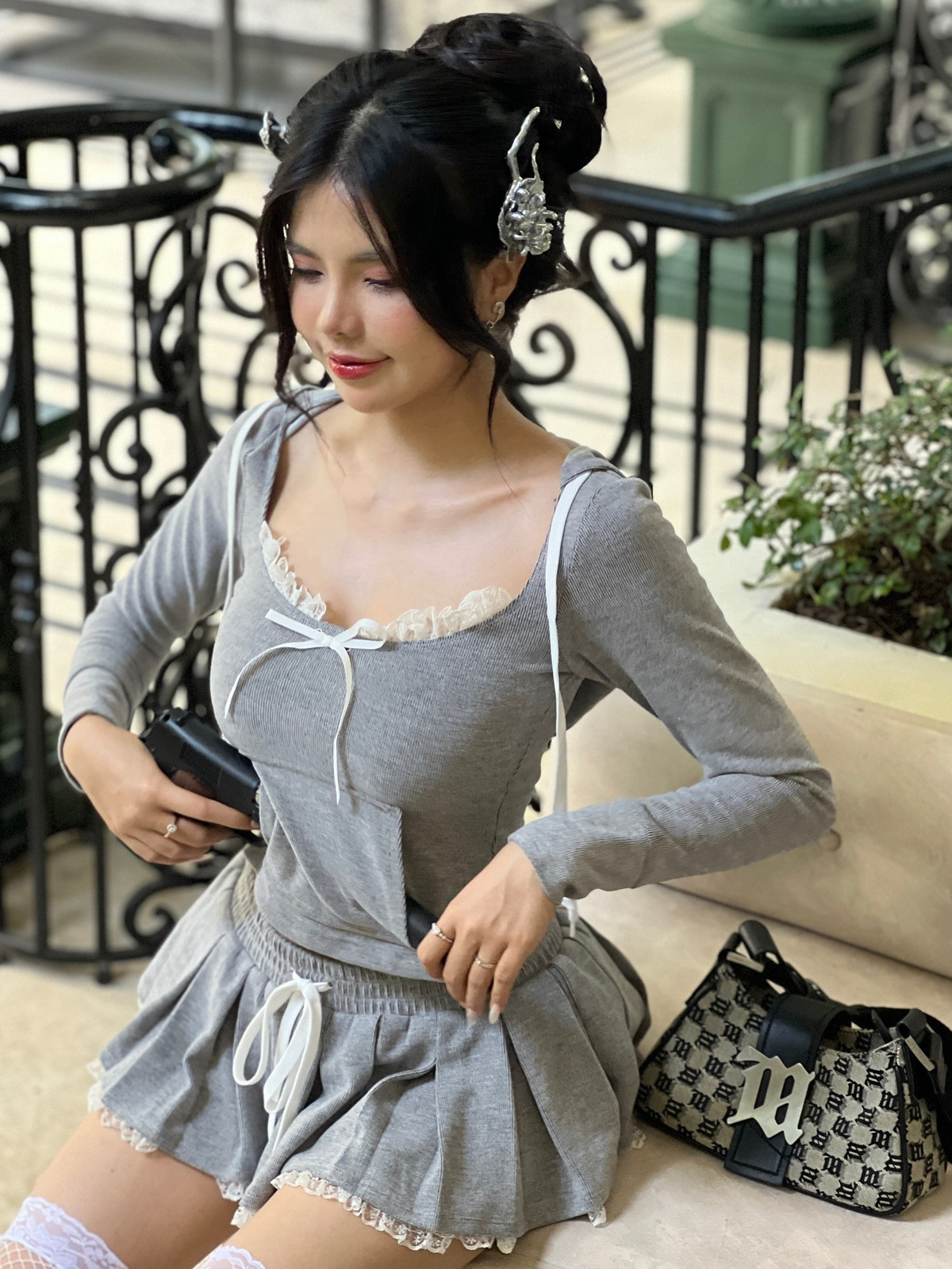 Điều làm nên sức hút đặc biệt của Mai Dora chính là sự đối lập giữa gương mặt có phần ngây thơ, ngọt ngào, chuẩn gu Á Đông và một thân hình bốc lửa, quyến rũ. Đây cũng là yếu tố giúp cô luôn nổi bật và thu hút lượng fan hâm mộ đông đảo. (Ảnh: IGNV)