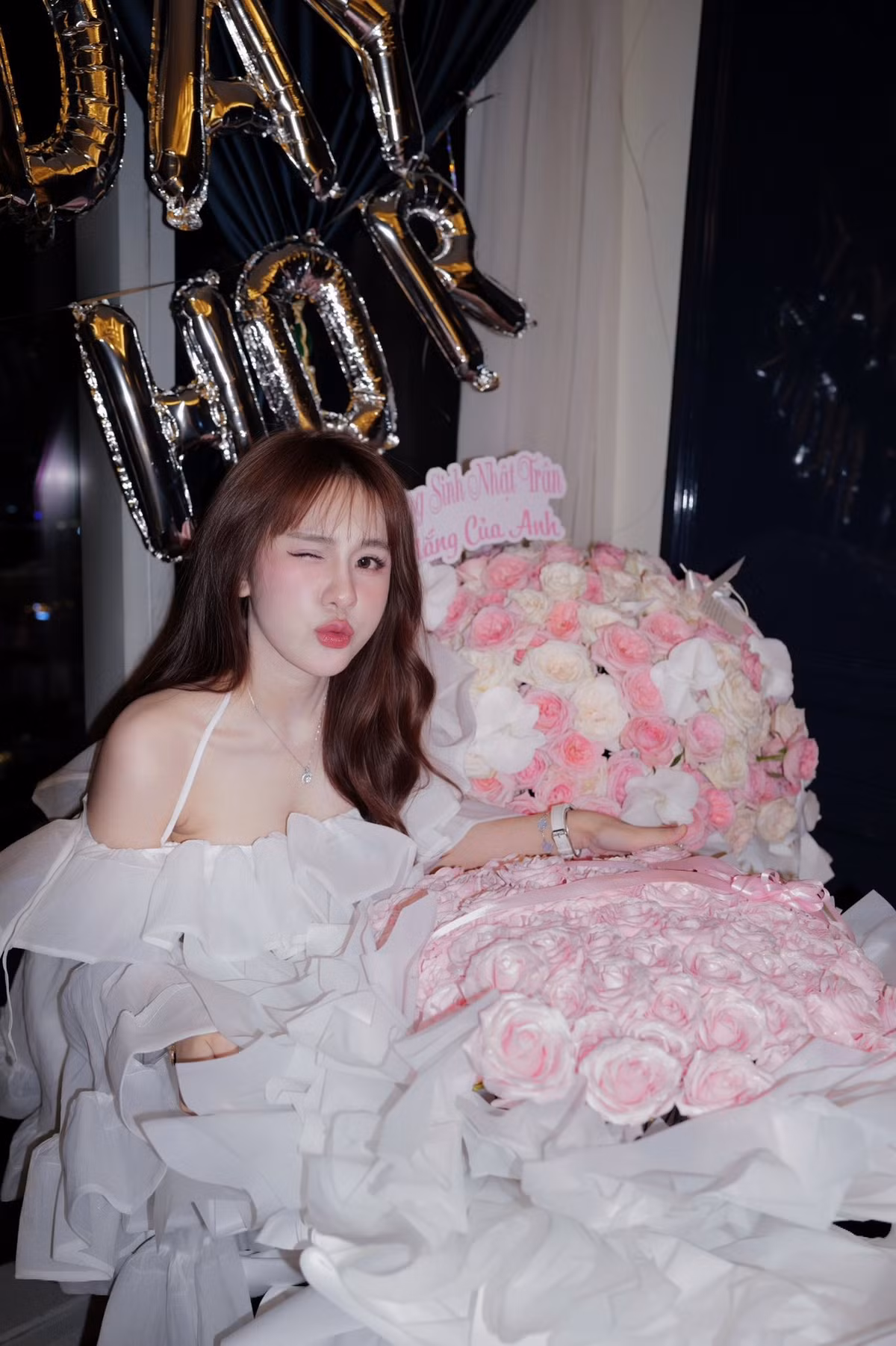 Cô thường xuyên chia sẻ những hình ảnh quyến rũ, khoe vóc dáng nuột nà và đa dạng phong cách từ mạnh mẽ cá tính bên bàn bi-a đến dịu dàng, ngọt ngào đầy nữ tính. (Ảnh: FBNV)