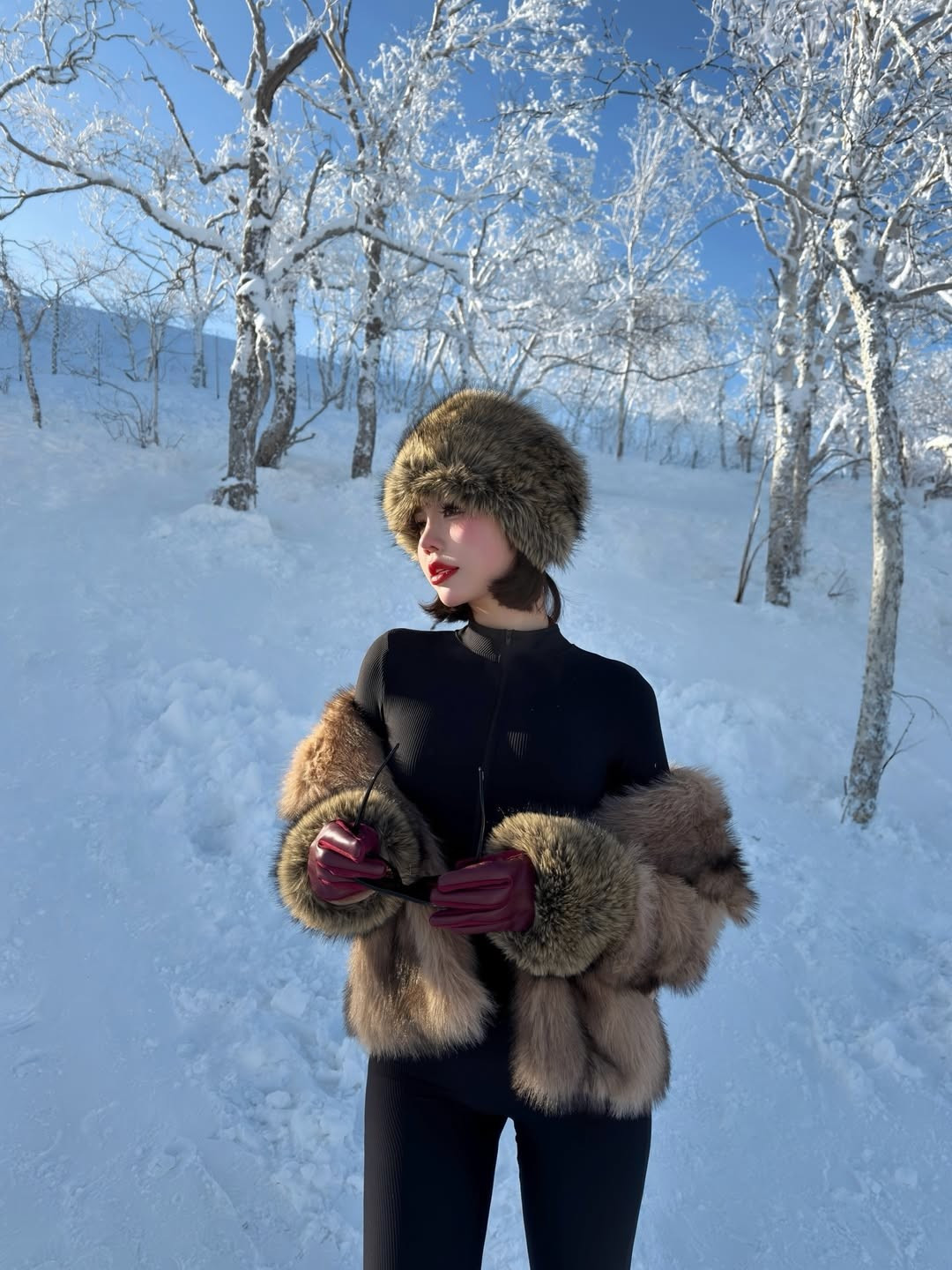 Cô sở hữu gương mặt V-line thanh thoát, bờ môi cong quyến rũ, đặc biệt là thân hình cân đối, nóng bỏng với đường cong hoàn hảo, khiến cô luôn nổi bật trong mọi khung hình. (Ảnh: IGNV)