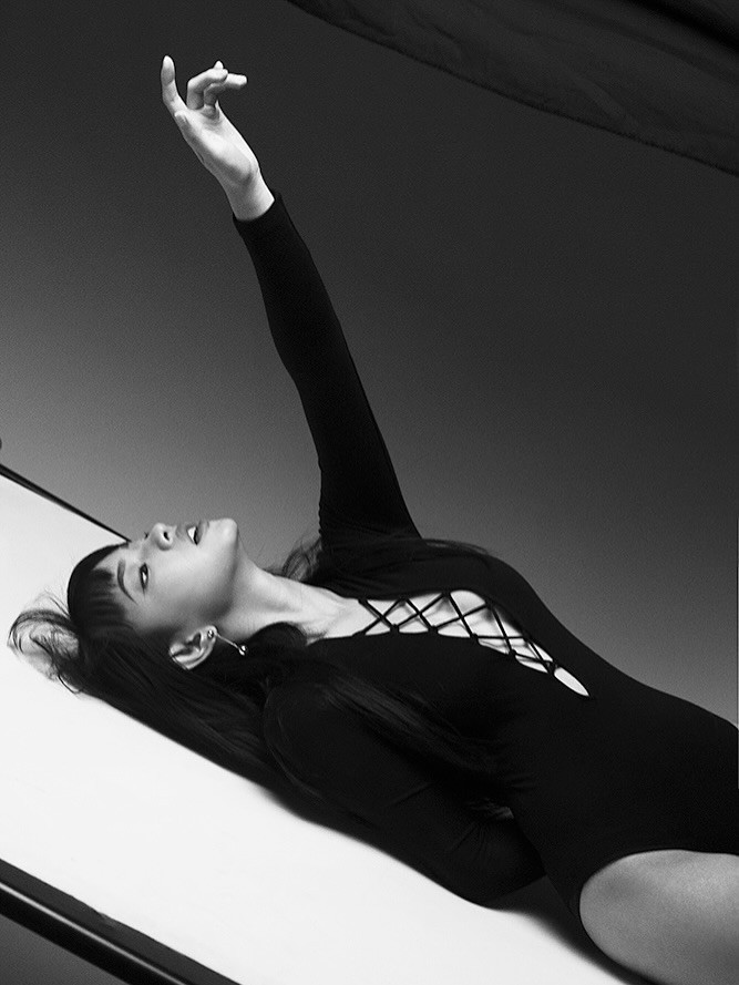 Trong những bức ảnh đen trắng được chia sẻ, thần thái của Châu Bùi (lúc đó mới chỉ 17, 18 tuổi) đã vô cùng chuyên nghiệp. (Ảnh: IGNV)