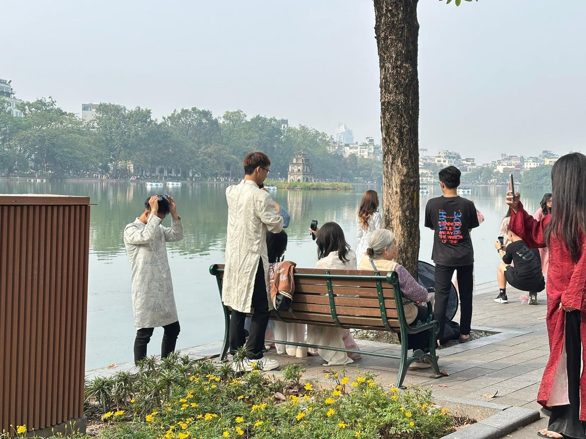 Đây không chỉ là trái tim của Thủ đô mà còn trở thành "phim trường" khổng lồ, nơi các chị em xúng xính váy áo để ghi lại những khoảnh khắc thanh xuân đẹp nhất.