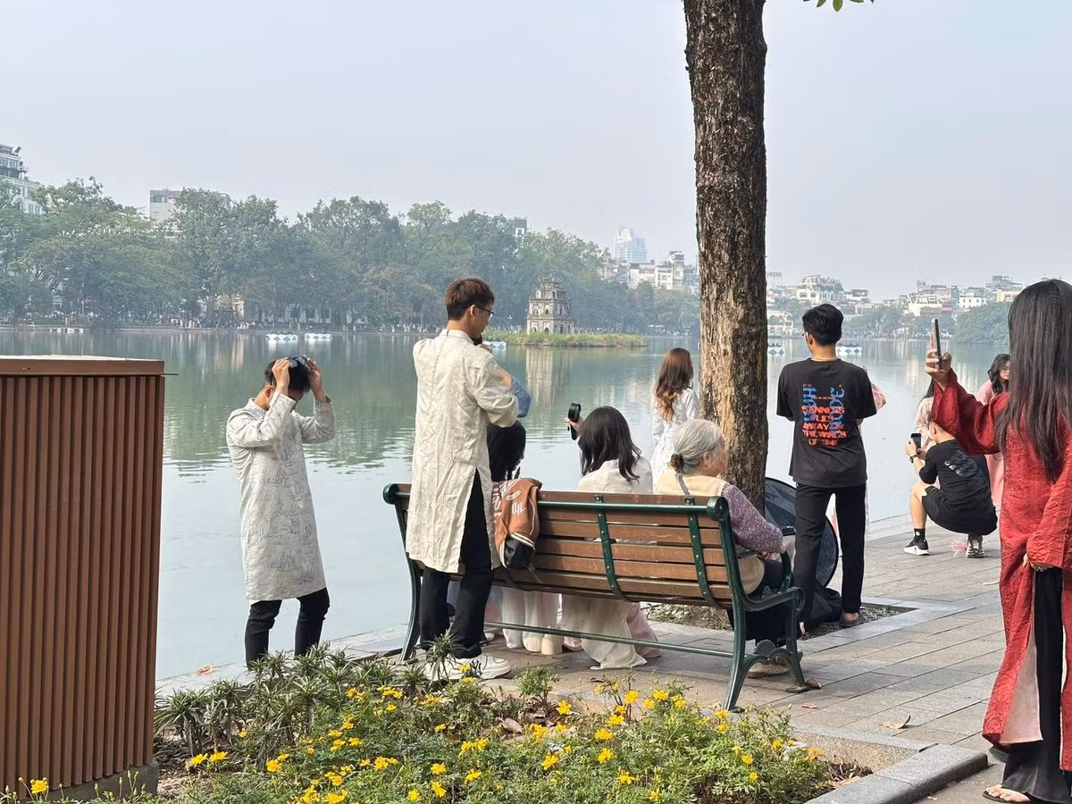 Đây không chỉ là trái tim của Thủ đô mà còn trở thành "phim trường" khổng lồ, nơi các chị em xúng xính váy áo để ghi lại những khoảnh khắc thanh xuân đẹp nhất.
