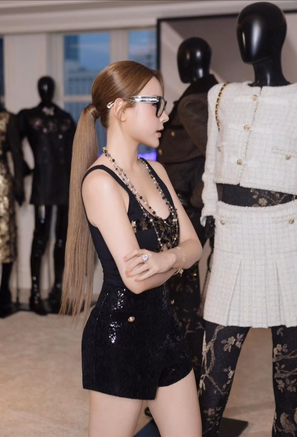 Cô nàng thường xuyên diện những món hàng hiệu đắt tiền, đi du lịch đến nhiều địa điểm nổi tiếng, đắt đỏ.