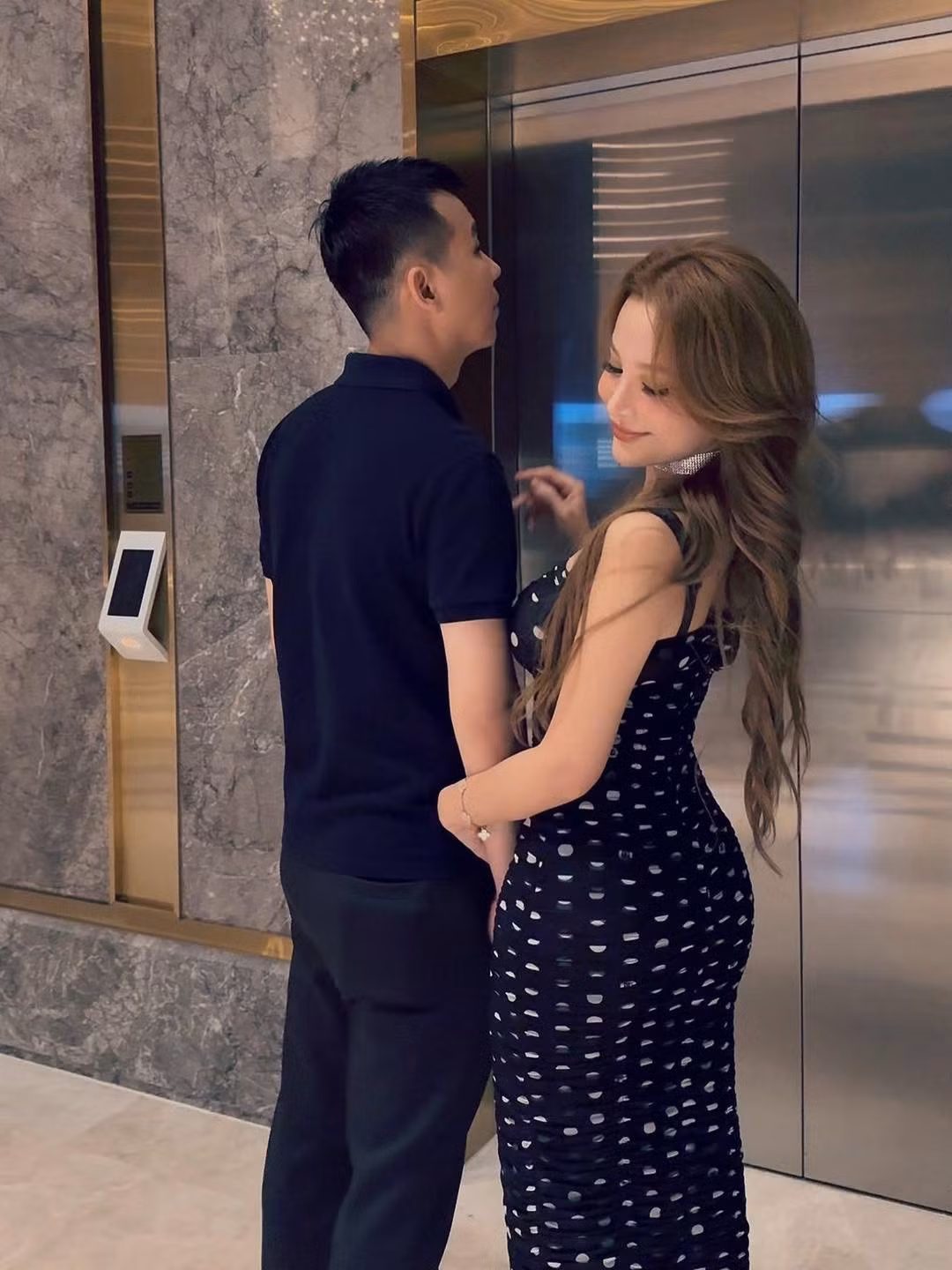 Ở tuổi U40, cô là phú bà chính hiệu với cuộc sống giàu sang đáng mơ ước, hạnh phúc bên chồng và 2 con.