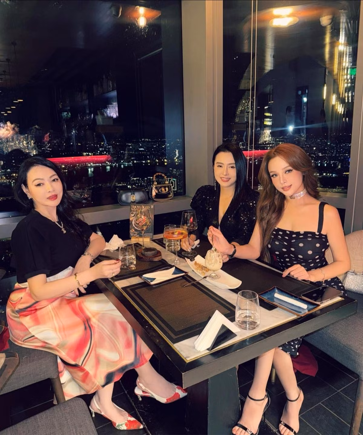 Mới đây, phú bà Sài thành lại khiến dân mạng trầm trồ vì loạt ảnh đi ăn tối ở nhà hàng sang trọng cùng với mẹ ruột và chị gái.