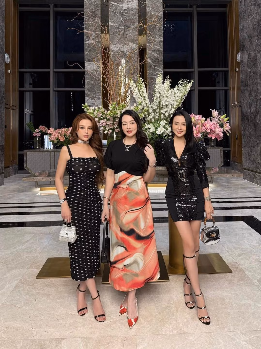 Đặc biệt, nhan sắc của bà Đỗ Thị Kim Hoa - mẹ ruột Huyền Baby khiến nhiều người phải trầm trồ. Đứng cạnh hai con, giao diện của bà với con gái giống như chị em.