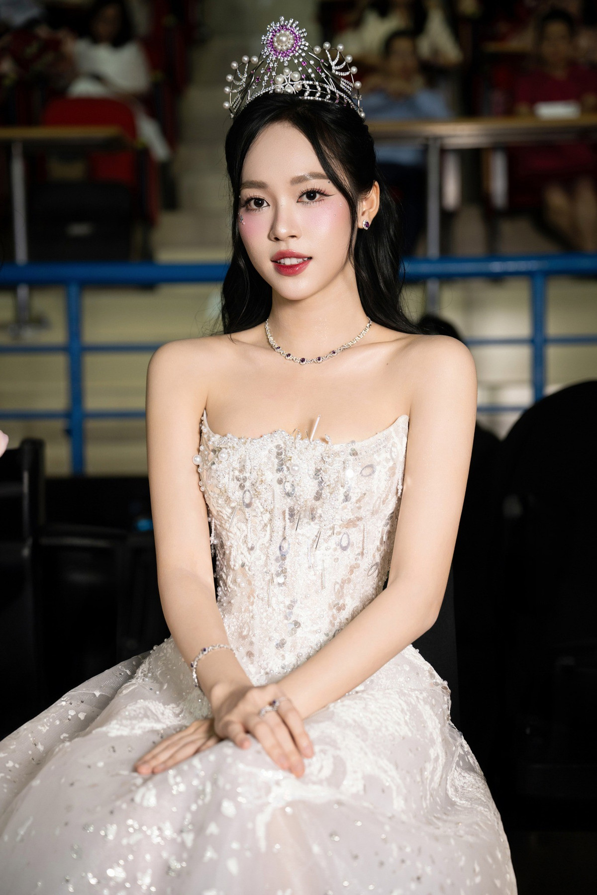 Trịnh Thùy Linh được công chúng biết đến rộng rãi sau khi đăng quang ngôi vị Á hậu 1 Hoa hậu Việt Nam 2022. Không chọn con đường dấn thân quá sâu vào showbiz ngay lập tức, Thùy Linh khiến nhiều người bất ngờ khi tập trung tối đa cho việc học. Cô tốt nghiệp Thủ khoa ngành Kinh doanh và Marketing thuộc Viện Đào tạo Quốc tế (ISME) - Trường ĐH Kinh tế Quốc dân (NEU).