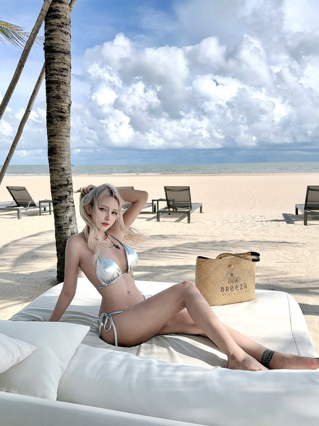 Khung cảnh biển với cát trắng mịn, nước biển trong xanh và những hàng dừa tạo nên bối cảnh lý tưởng cho bộ ảnh. (Ảnh: FBNV)