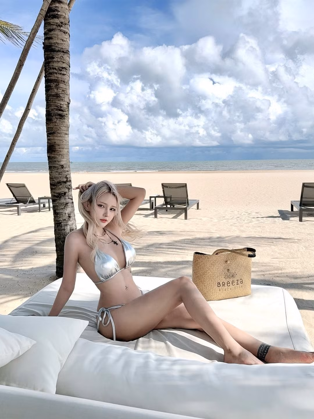 Khung cảnh biển với cát trắng mịn, nước biển trong xanh và những hàng dừa tạo nên bối cảnh lý tưởng cho bộ ảnh. (Ảnh: FBNV)