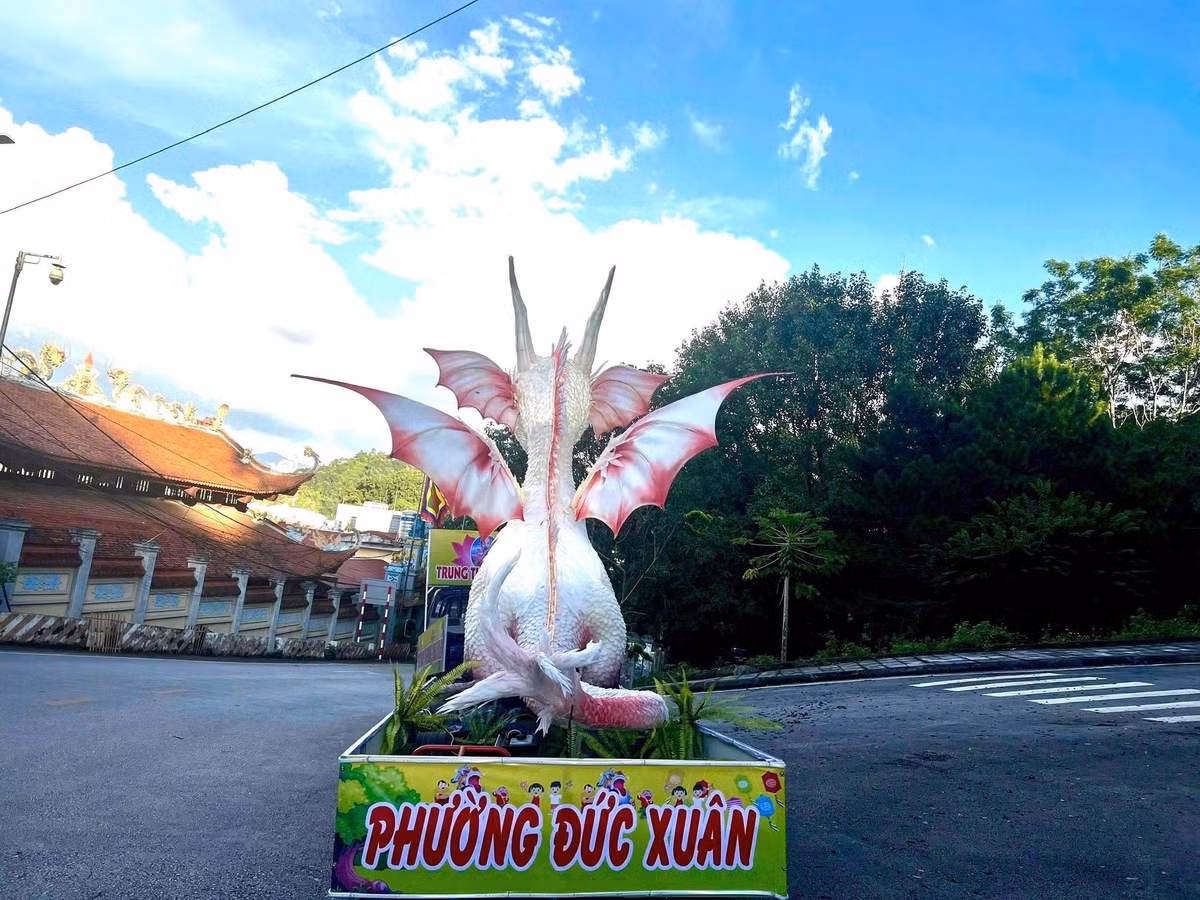 Đôi cánh có tông màu hồng phấn ở viền, cùng với phần đuôi màu hồng, tạo nên một tổng thể vừa oai vệ vừa đáng yêu, hoàn toàn phù hợp với sở thích của trẻ em. (Ảnh: Tổng hợp)