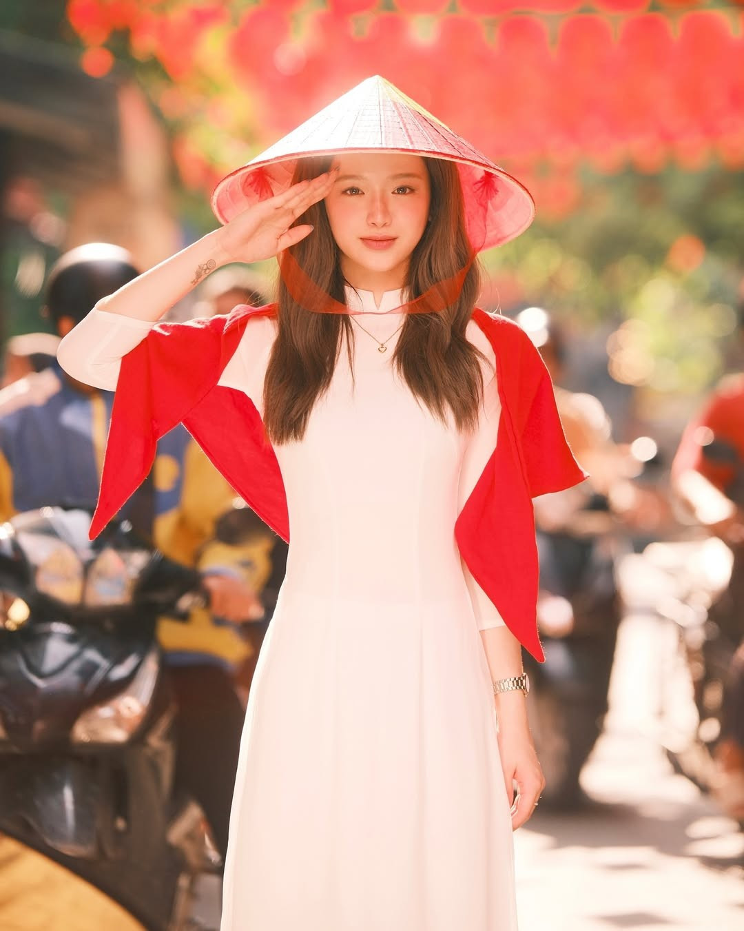 Bối cảnh của cô nàng chụp ảnh là khung cảnh đường phố bình dị, rực rỡ sắc màu những ngày đón chào Lễ kỷ niệm 80 năm ngày Cách mạng tháng Tám thành công và Quốc khánh 2/9. (Ảnh: IGNV)