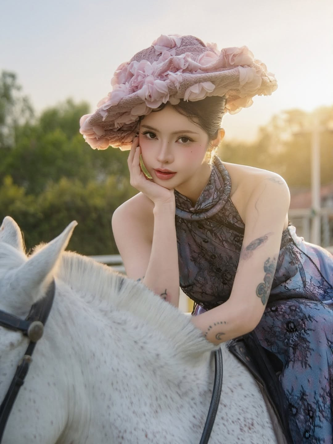 Ciin tạo điểm nhấn bằng chiếc mũ rộng vành được kết hoa cầu kỳ, mang hơi hướng cổ điển và quý tộc. Sự kết hợp giữa nét kiêu sa của chiếc mũ và vẻ bụi bặm, cá tính từ những hình xăm trên tay cô nàng tạo nên một tổng thể vô cùng hài hòa và cuốn hút. (Ảnh: IGNV)